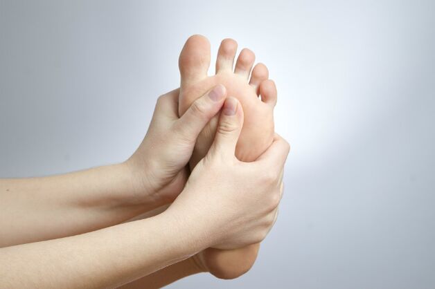 pied qui démange à cause d'une mycose des ongles des pieds